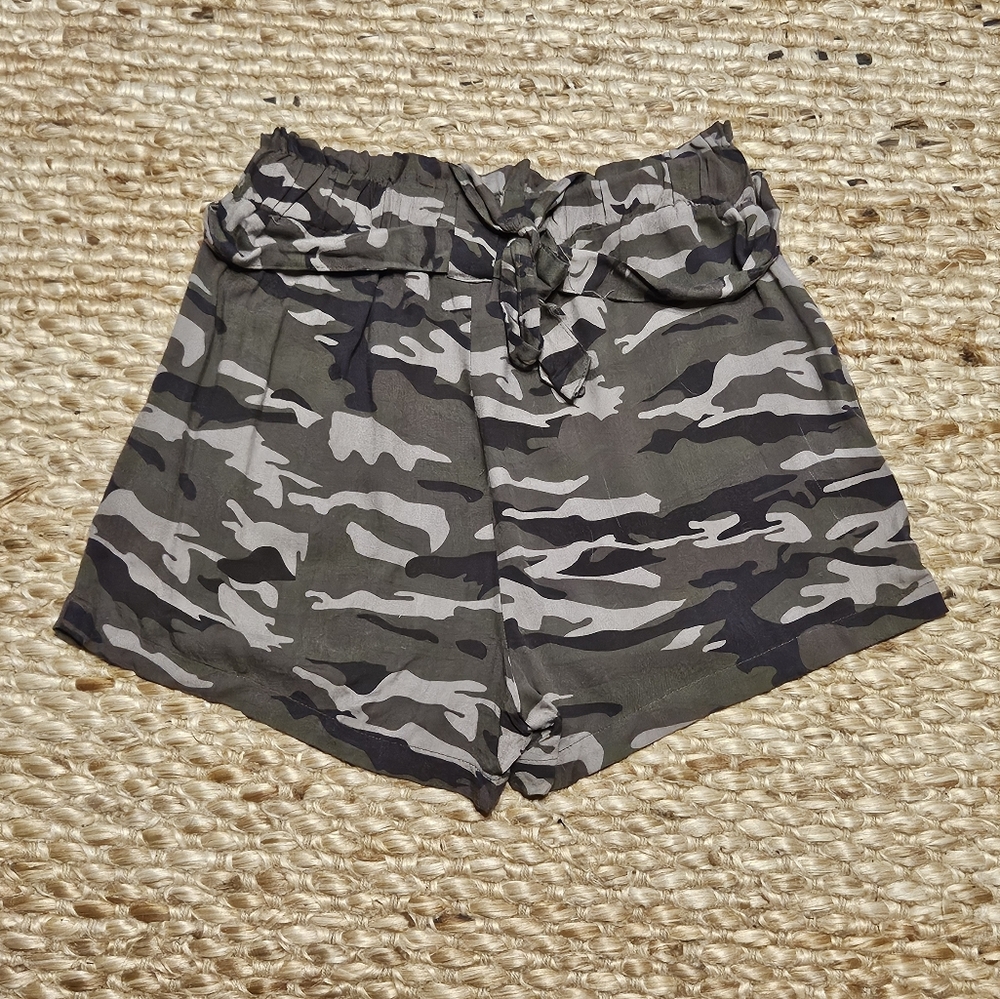 ☆ Ci Sono ☆ Army Green Camo Shorts - Size Lg - Picture 2 of 2
